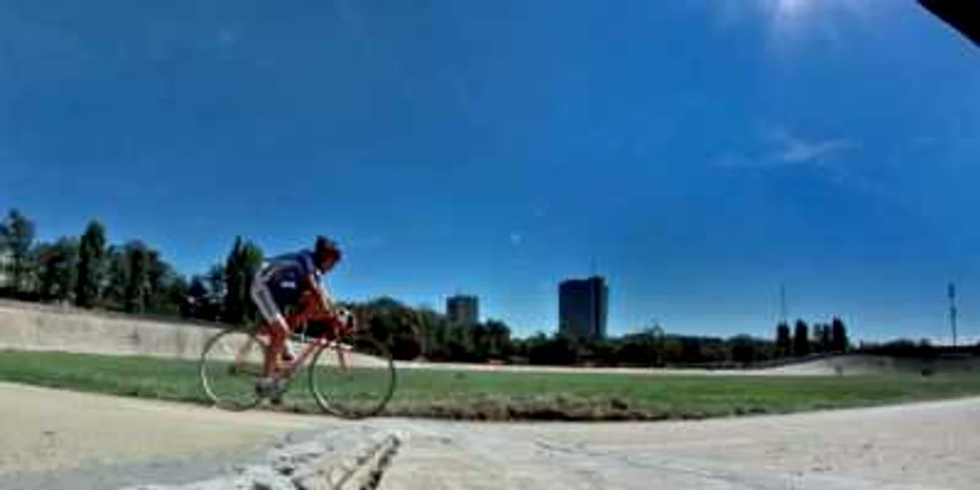 România are un velodrom la nivelul anilor ’50! La Dinamo s-au disputat Campionatele  Naţionale în acest weekend, iar cicliştii au avut de luptat şi cu gropile din asfalt