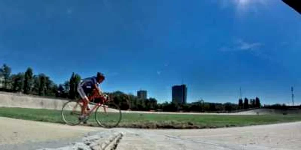 România are un velodrom la nivelul anilor ’50! La Dinamo s-au disputat Campionatele  Naţionale în acest weekend, iar cicliştii au avut de luptat şi cu gropile din asfalt