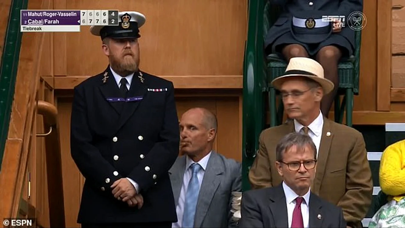Woody nu a fost deranjat că bodyguardul nu îl lasă să intre în tribună şi a băut liniştit din vin