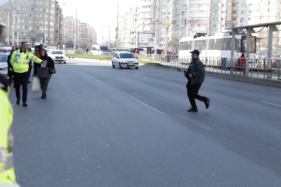 Cu polițiștii de față, oamenii traversau neregulamentar