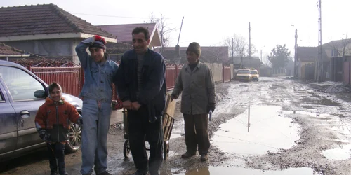 Locuitorii de pe Dinicu Golescu circulă printre bălţi