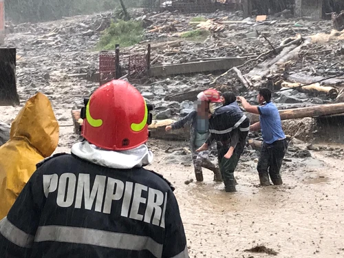 O femeie a fost rănită