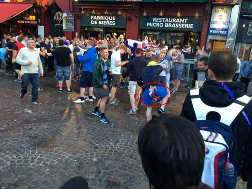 Suporter englez surprins in timp ce insulta steagul Rusiei la Lille FOTO Twitter @sputnik_fr