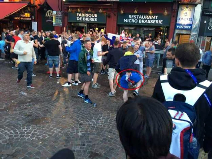 Suporter englez surprins in timp ce insulta steagul Rusiei la Lille FOTO Twitter @sputnik_fr