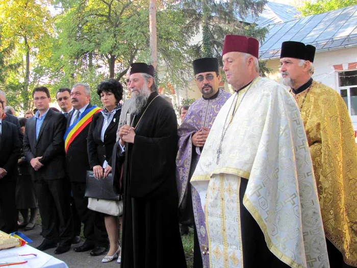 La ceremonie au participat înalte fețe bisericești și autorități locale și județene