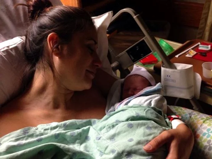 Sotia lui Bogdan, Lily, cu Lucian in brate, la cateva minute dupa nastere