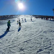 Pârtiile cu zăpadă artificială de la Transalpina Ski Voineasa din Vâlcea Foto Domeniul schiabil Transalpina jpg