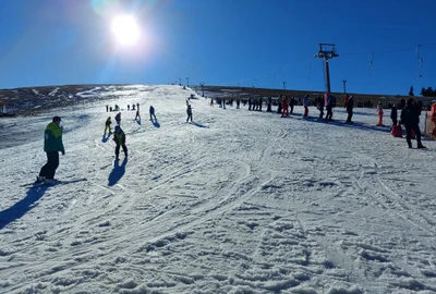 Pârtiile cu zăpadă artificială de la Transalpina Ski Voineasa din Vâlcea Foto Domeniul schiabil Transalpina jpg