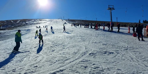 Pârtiile cu zăpadă artificială de la Transalpina Ski Voineasa din Vâlcea Foto Domeniul schiabil Transalpina jpg