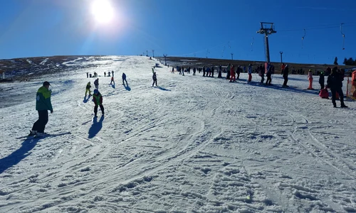 Pârtiile cu zăpadă artificială de la Transalpina Ski Voineasa din Vâlcea Foto Domeniul schiabil Transalpina jpg