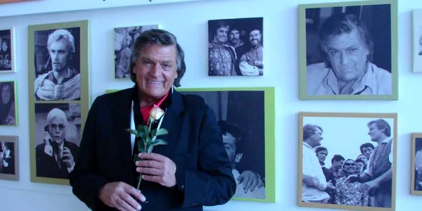 Florin Piersic a dat un autograf pe unul dintre pereţii cafenelei "La Mărgelatu"