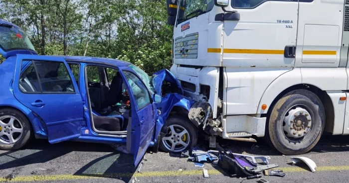 Şoferul autoturismului a fost proiectat afară din autovehicul. Foto: ISU Alba