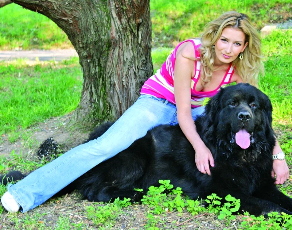 Într-o zi, Sasha a venit cu un iepuraş din plastic. Am presupus că i l-a adus unul dintre paznici.