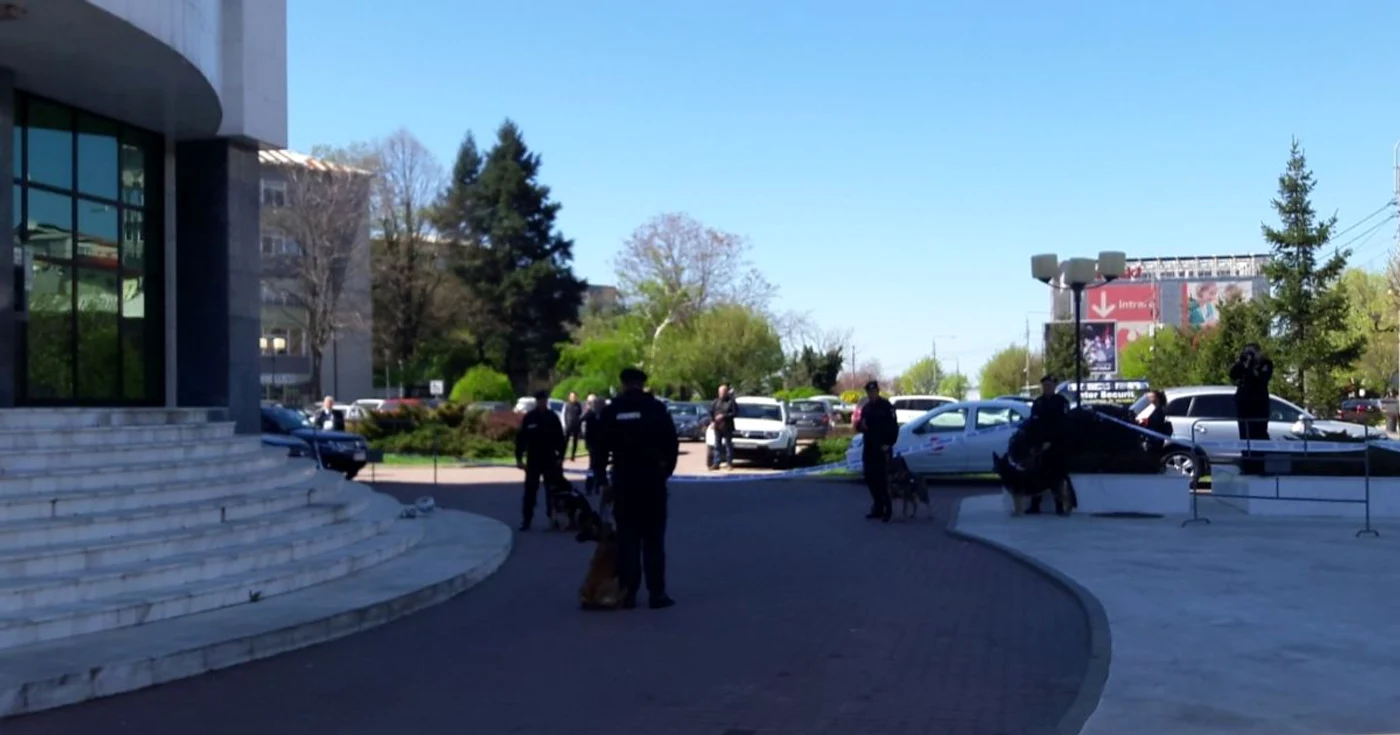 Câinii folosiţi de jandarmi în misiuni au fost atracţia FOTO: Alina Mitran