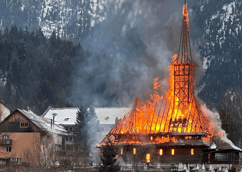 Biserica de lemn din Borșa, mistuită de foc chiar de Florii VIDEO