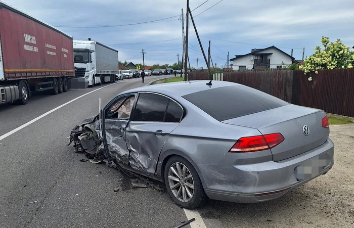 Toate mașinile implicate în accidentul din Cotmeana sunt grav avariate. FOTO ISU Argeș