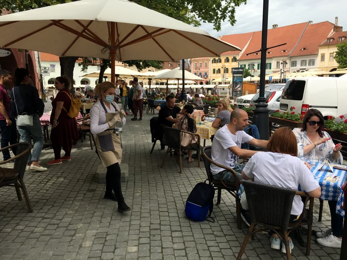 S-au redeschis terasele, însă în condiții stricte