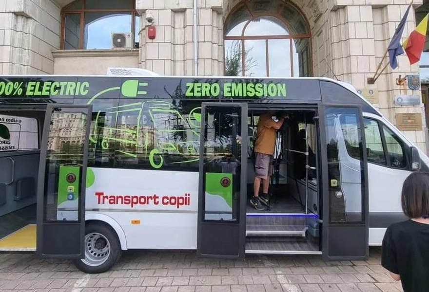 Localitățile vor putea cumpăra microbuze electrice pentru transportul elevilor. De unde vin banii