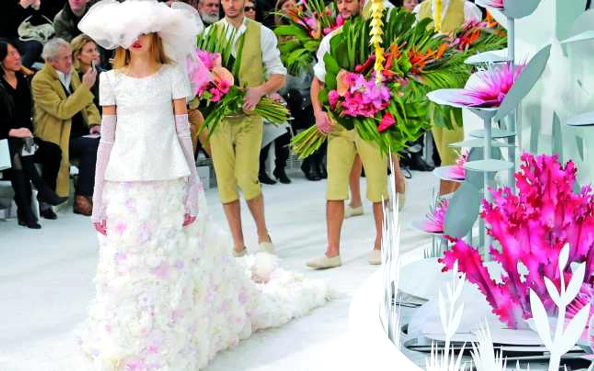 Mireasa colecţiei Chanel, prezentată în cadrul Săptămânii Modei Haute Couture de la Paris, pentru sezonul primăvară-vară 2015 FOTO: AP