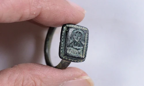 Un inel medieval, cu portretul Sfântului Nicolae, a fost descoperit de un grădinar jpeg