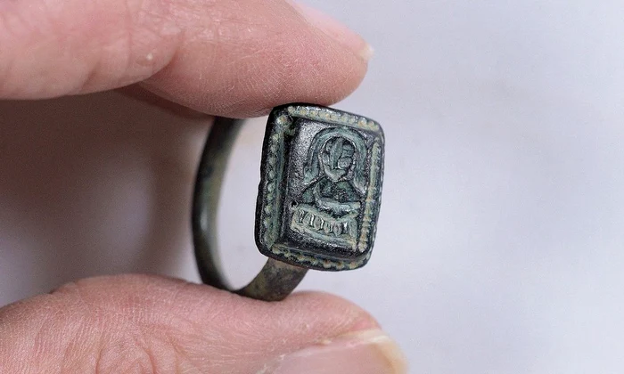 Un inel medieval, cu portretul Sfântului Nicolae, a fost descoperit de un grădinar jpeg