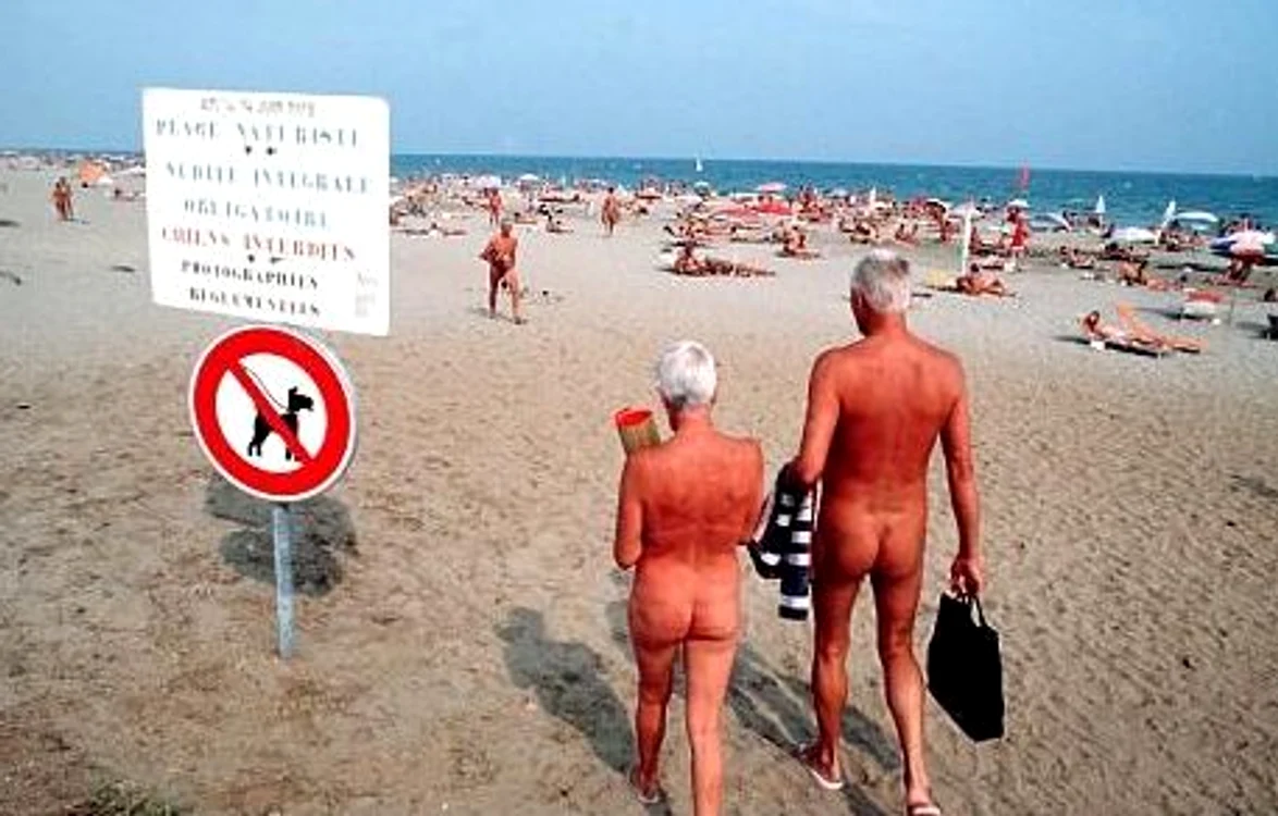 
    Accesul pe plajă de face doar dacă turiștii sunt complet dezbrăcațiFoto: Twitter Cap D'agde Naturist  