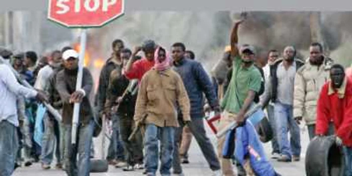 Imigranţii au manifestat împotriva agresiunilor şi au scandat „Nu suntem animale“ şi „Italienii de aici sunt rasişti“.