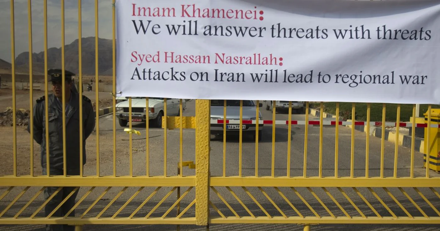 Mesaj ancorat de iranieni pe porţile de intrare în unitatea nucleară de la Natanz, cu un citat al liderului spiritual al republicii islamice: „Vom răspunde la ameninţări cu ameninţări” FOTO: Reuters