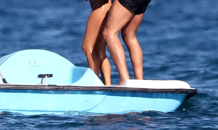 Kourtney Kardashian et son compagnon le mannequin français d'origine algérienne Younes Bendjima s'éclatent dans les vagues au large de Saint Tropez sur un pédalo jpeg