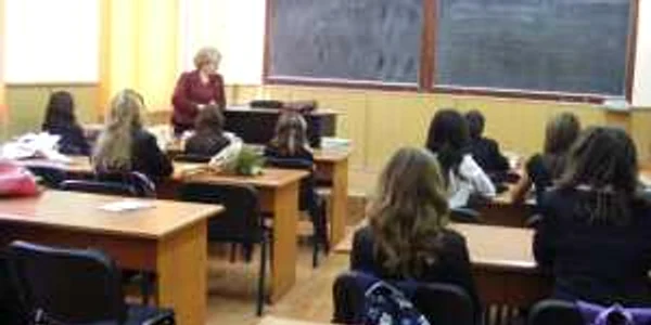 La clase sunt doar învăţătorii şi profesorii de materii care se dau la examene 