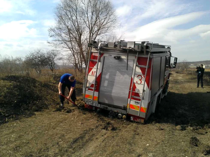 Una dintre mașinile de pompieri s-a împotmolit pe drum