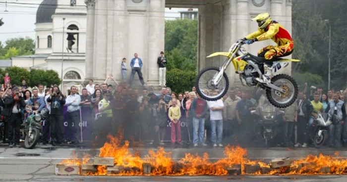 Motocicliştii au făcut numere de cascadorie apreciate de spectatori