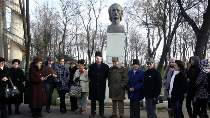 Tineri şi vârstnici, l-au omagiat pe "Poetul Nepereche"