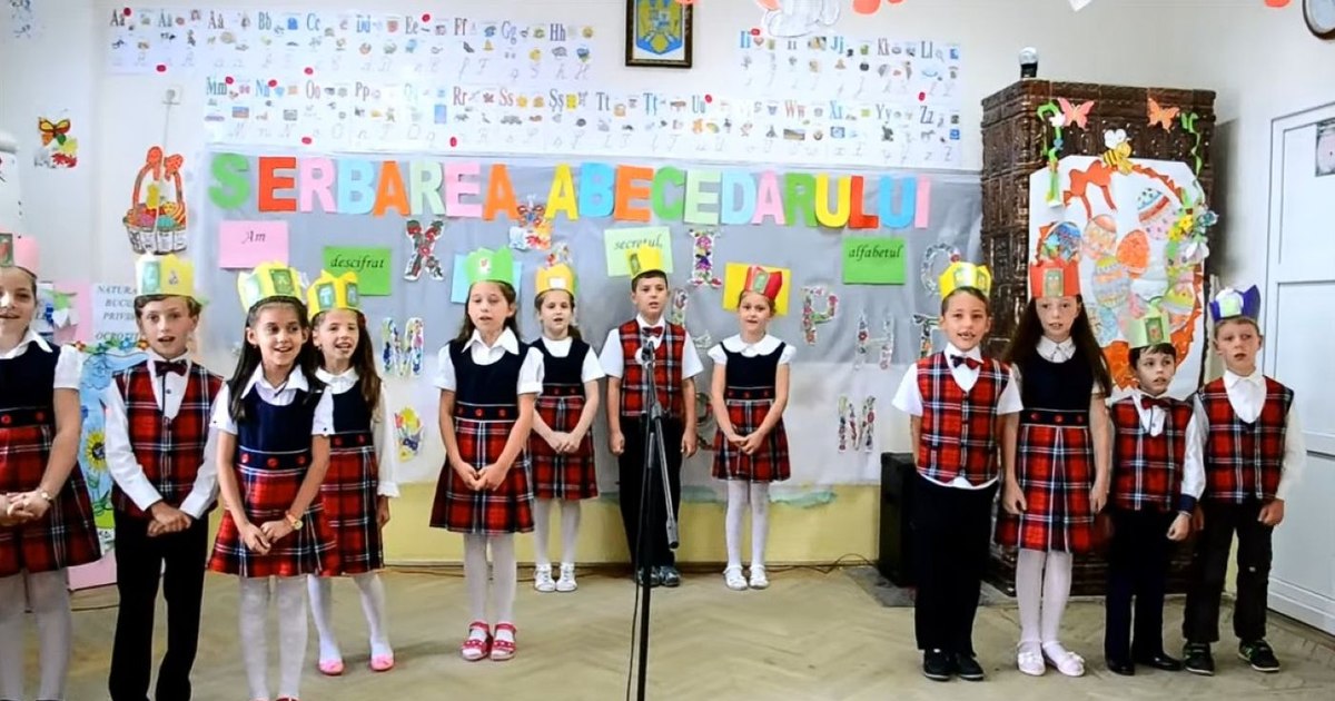 Părinţi revoltaţi, după ce o mamă a spus cât costă serbarea fiicei sale la clasa I. „Suntem noi căzuți în cap de zgârciți sau...?”