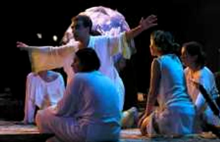 Actorii de la Teatrul Tineretului îi invită pe spectatori la o nouă reprezentație