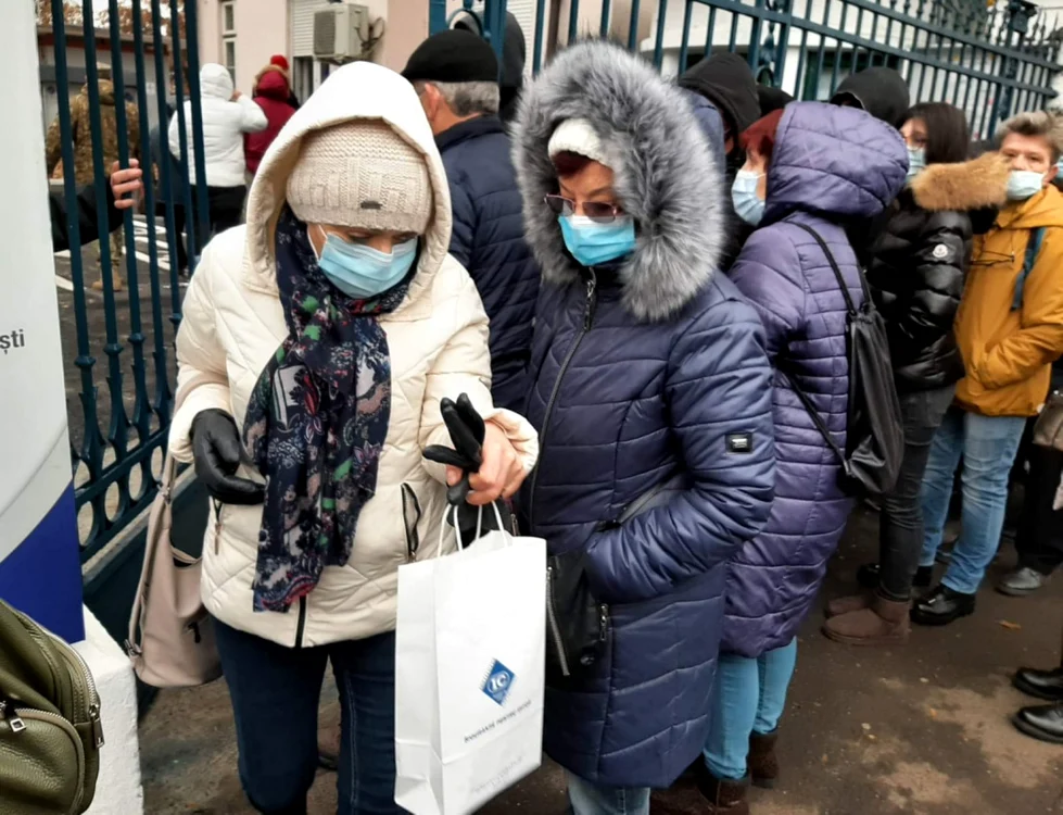 
    Oamenii au stat la coadă pentru suplimentul alimentar OROSTIM-HVfoto: Antena 3  