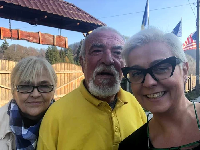 Monica Anghel, alături de părinții ei Foto: Facebook