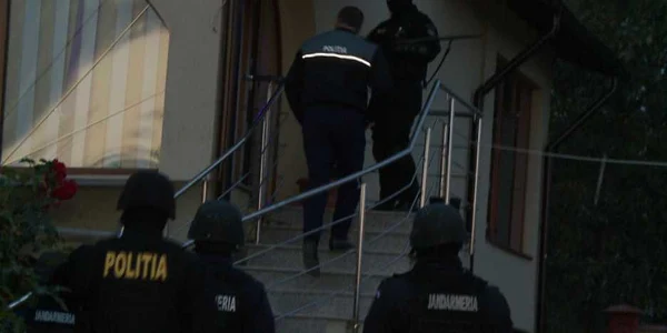 Romii au fost "vizitaţi" de mascaţi
