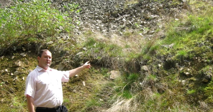 Sorin Pașcău arată cariera de piatră exploatată ilegal.