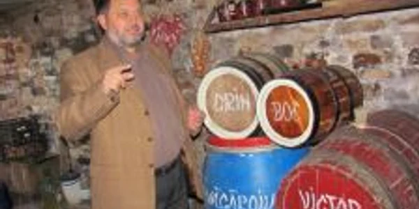 Corneliu Bichineț și-a botezat fiecare butoi cu numele eunor politicieni