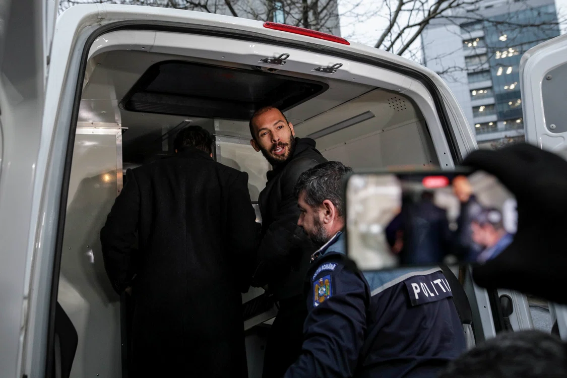 Frații Tate, escortați de polițiști Foto: Arhivă
