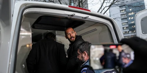 Fratii Tate escortati de politisti la iesirea din sediul DIICOT 26 ianuarie FOTO Inquam Photos Sabin Cirstoveanu