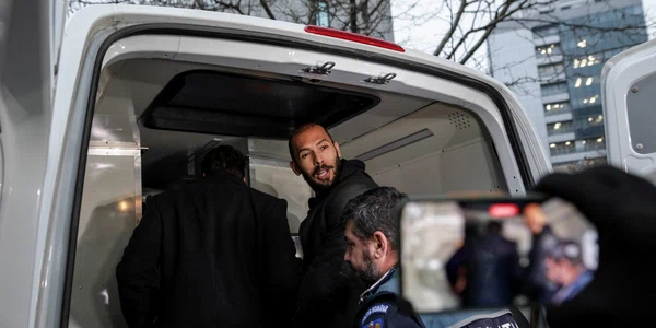 Fratii Tate escortati de politisti la iesirea din sediul DIICOT 26 ianuarie FOTO Inquam Photos Sabin Cirstoveanu