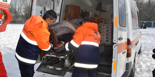 Tânărul va fi adus cu ambulanţa la spital 