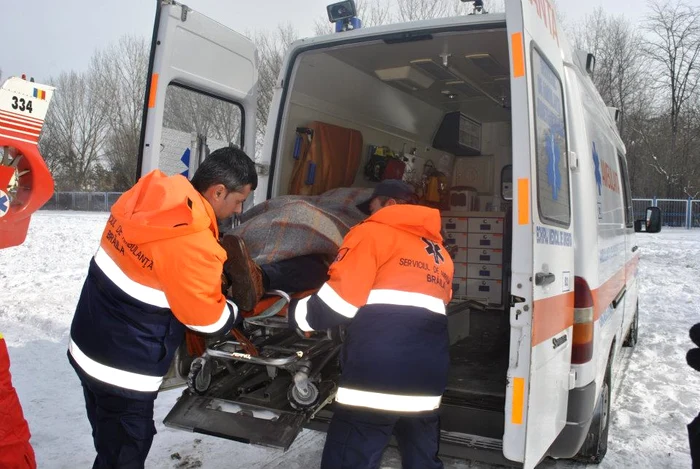 Tânărul va fi adus cu ambulanţa la spital