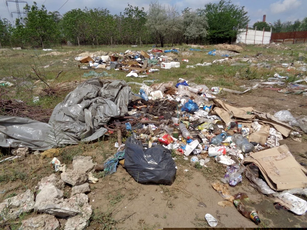 Aşa arăta terenul plin de deşeuri Foto: Poliţia Locală Galaţi