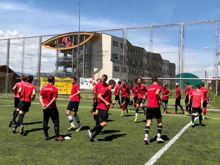Cei mai talentați dintre juniori vor intra pe mâna lui Robert Ilyes, care antrenează echipa de U19 în acest sezon.