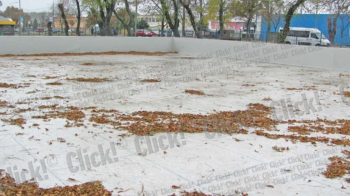 
    Tinerii s-au bucurat  de gheaţa artificială  doar la inaugurare, în 2009.  Acum locul este în paragină (foto: Ştefan Borcea)  