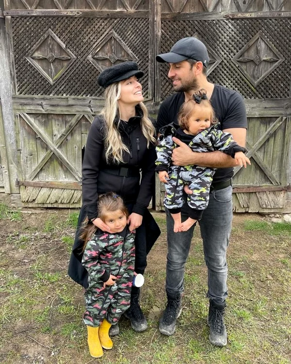 Laura Cosoi poartă și acum doliu după tatăl ei