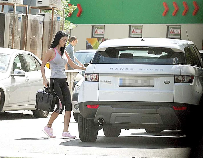 Andreea Tonciu  conduce un Range  Rover Evoque